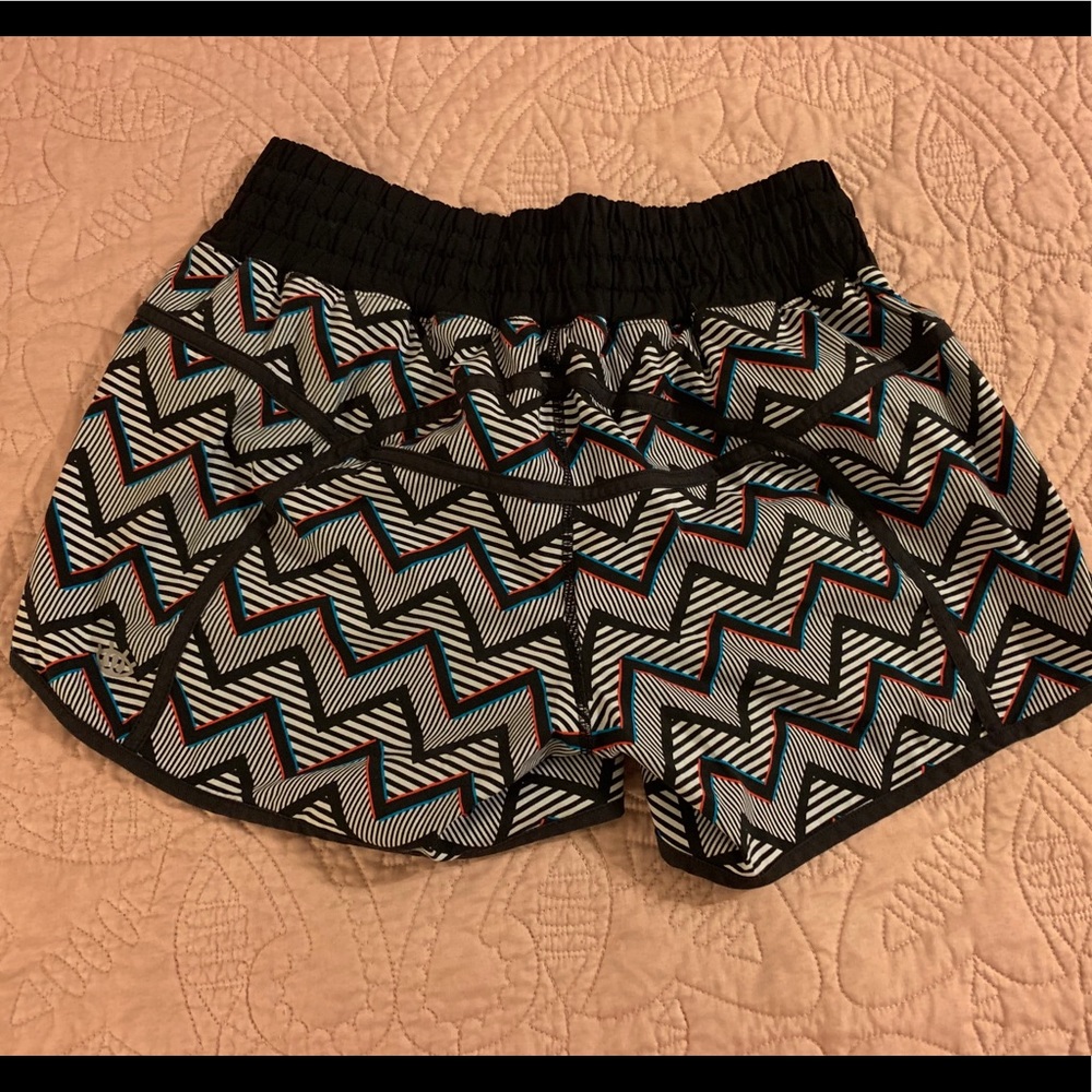Lululemon tracker shorts size 10 - Picture 2 of 4